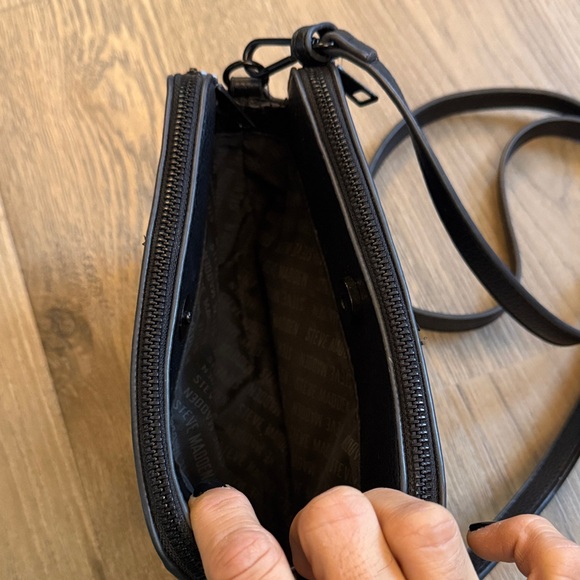 Steve Madden Embossed Black crossbody Bag - Picture 6 of 7